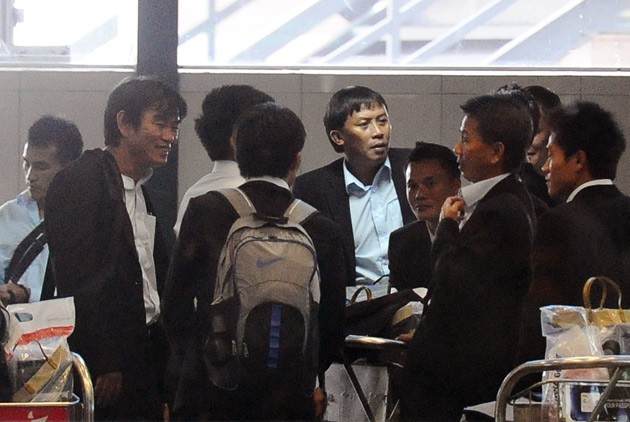 Đúng 14h30, chuyến bay từ Bangkok đã đưa toàn bộ thành viên đội tuyển Việt Nam về đến sân bay Nội Bài... Thầy trò HLV Phan Thanh Hùng trò chuyện trong phòng đợi lấy hành lý tại sân bay.